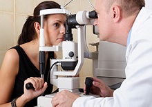 kontaktolog vyšetřující zrak